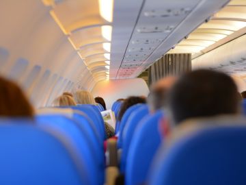 Pasajeros en el interior de un avión Pasajeros en el interior de un avión