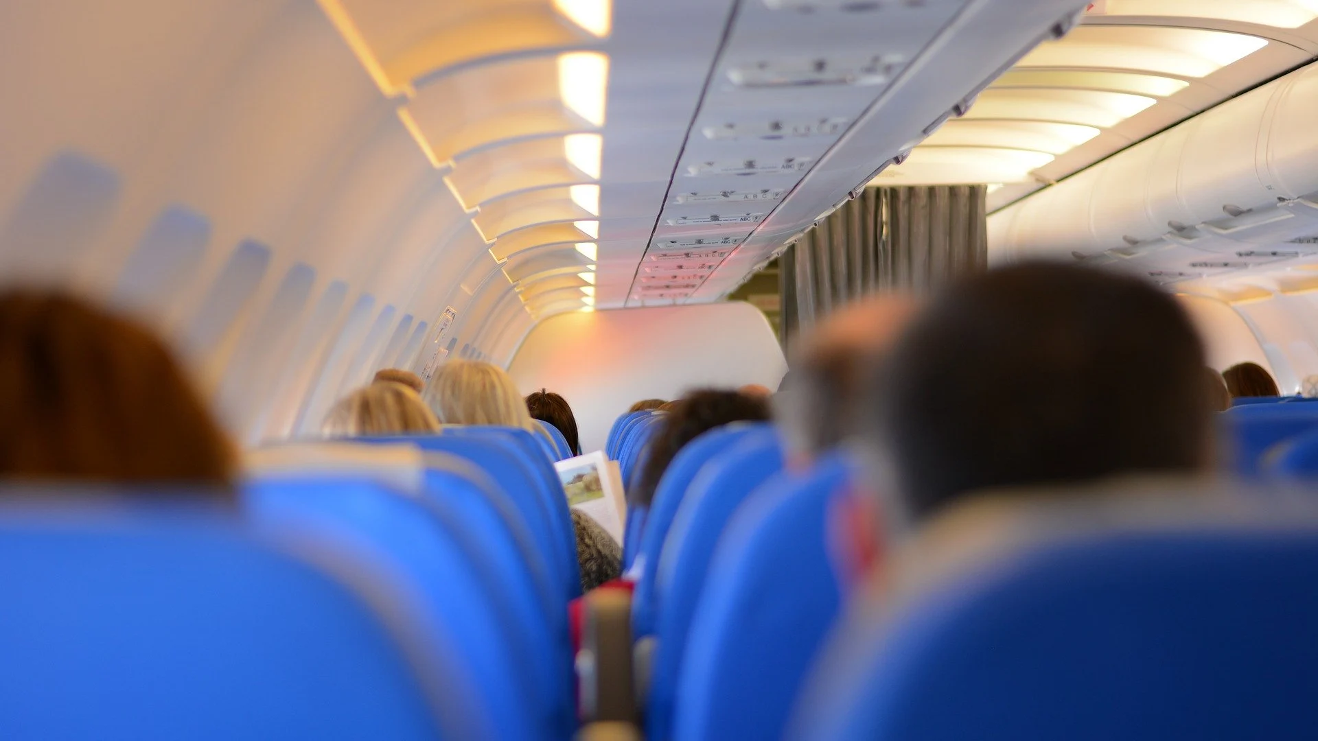 Pasajeros en el interior de un avión