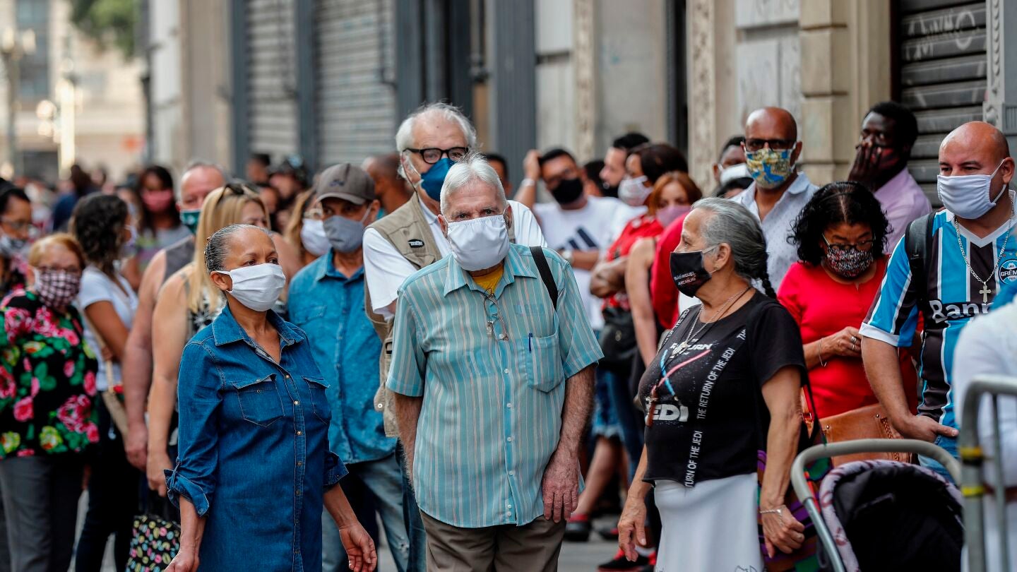 Un grupo de personas esperan en la fila para ingresar a un centro comercial en la ciudad de Sao Paulo (Brasil).