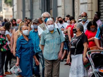 Un grupo de personas esperan en la fila para ingresar a un centro comercial en la ciudad de Sao Paulo (Brasil). Un grupo de personas esperan en la fila para ingresar a un centro comercial en la ciudad de Sao Paulo (Brasil).