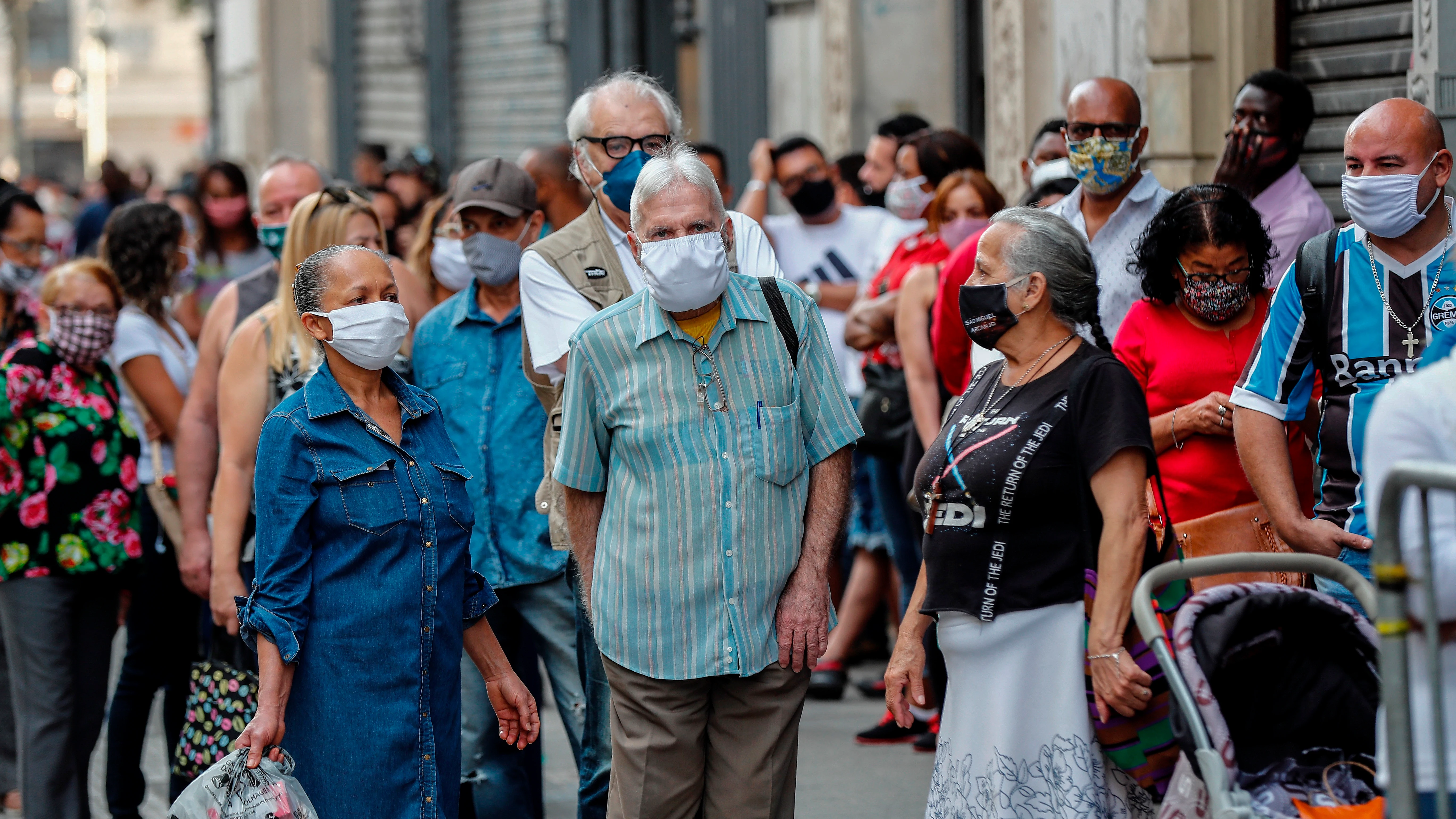 Un grupo de personas esperan en la fila para ingresar a un centro comercial en la ciudad de Sao Paulo (Brasil).