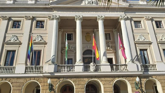 La bandera LGTBI, colgada en el Ayuntamiento de Cádiz La bandera LGTBI, colgada en el Ayuntamiento de Cádiz