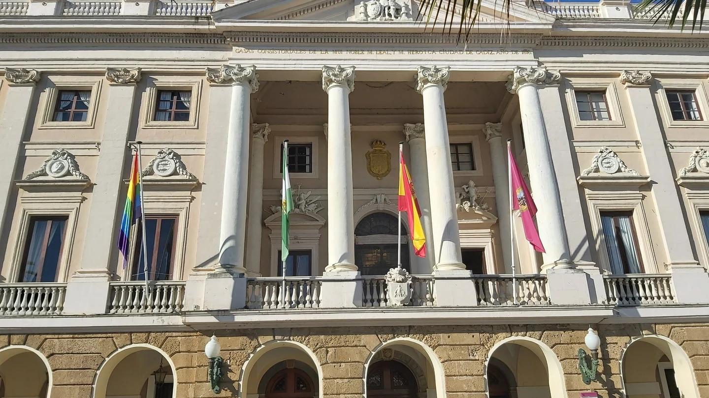 La bandera LGTBI, colgada en el Ayuntamiento de Cádiz La bandera LGTBI, colgada en el Ayuntamiento de Cádiz