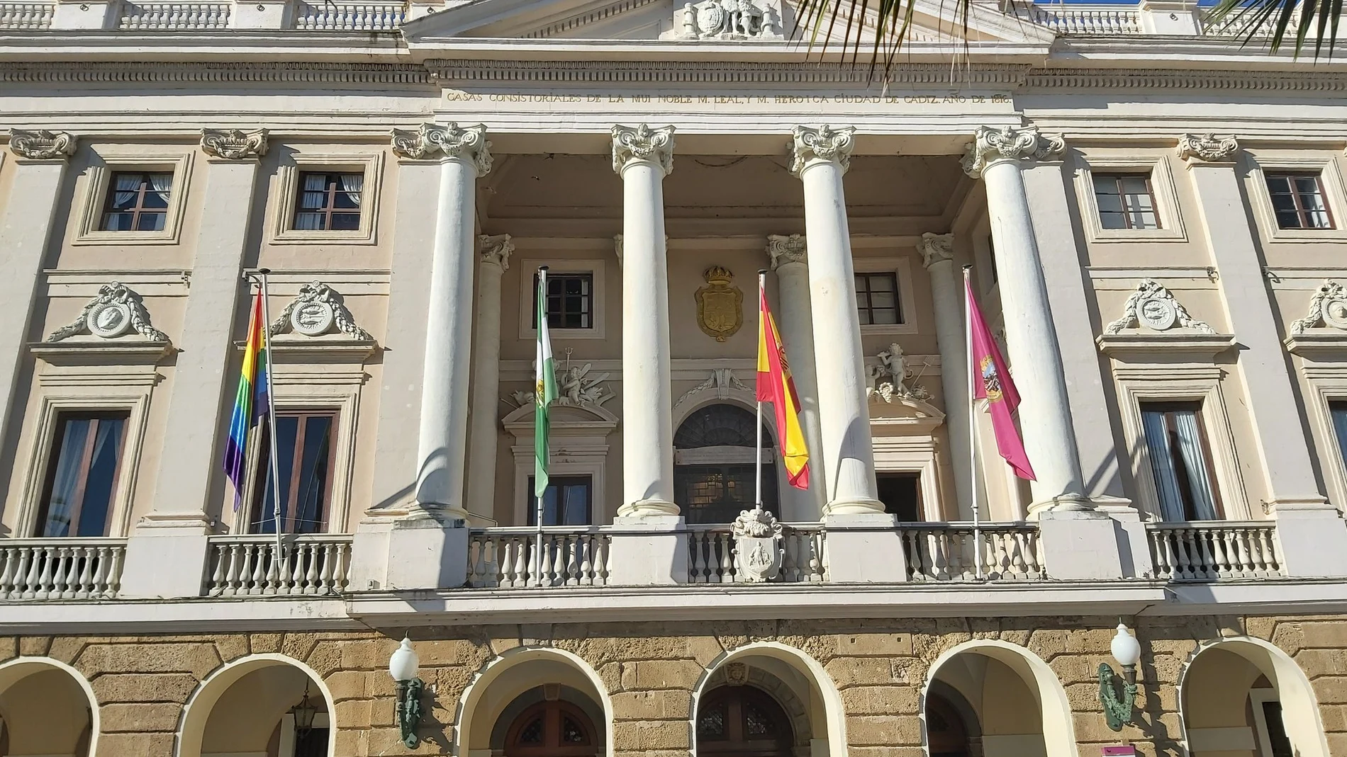 La bandera LGTBI, colgada en el Ayuntamiento de Cádiz