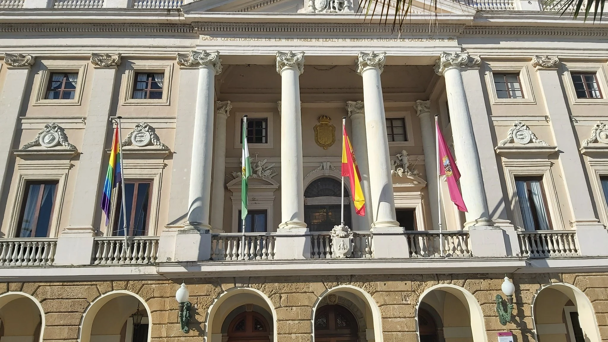 La bandera LGTBI, colgada en el Ayuntamiento de Cádiz