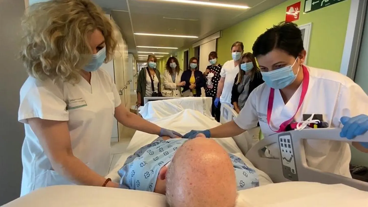 Un paciente pasa a planta tras estar 88 días en la UCI del Hospital de Ourense Un paciente pasa a planta tras estar 88 días en la UCI del Hospital de Ourense