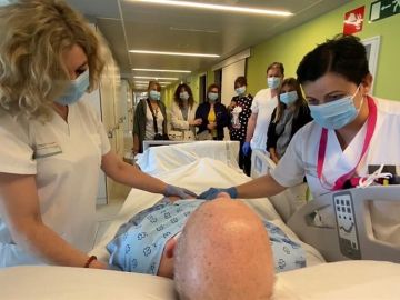 Un paciente pasa a planta tras estar 88 días en la UCI del Hospital de Ourense