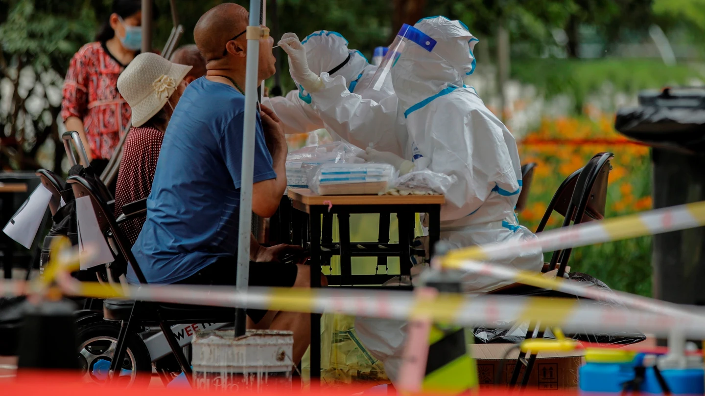 Personal sanitario hace pruebas de coronavirus a los residentes de Pekín Personal sanitario hace pruebas de coronavirus a los residentes de Pekín