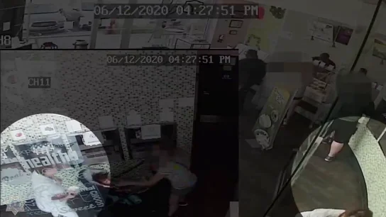Una mujer se quita la mascarilla para toser encima de un bebé tras discutir con su madre Una mujer se quita la mascarilla para toser encima de un bebé tras discutir con su madre