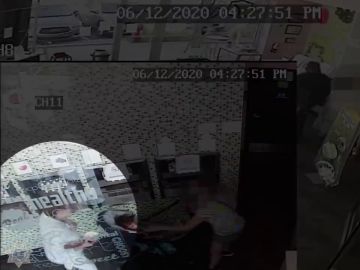 Una mujer se quita la mascarilla para toser encima de un bebé tras discutir con su madre Una mujer se quita la mascarilla para toser encima de un bebé tras discutir con su madre
