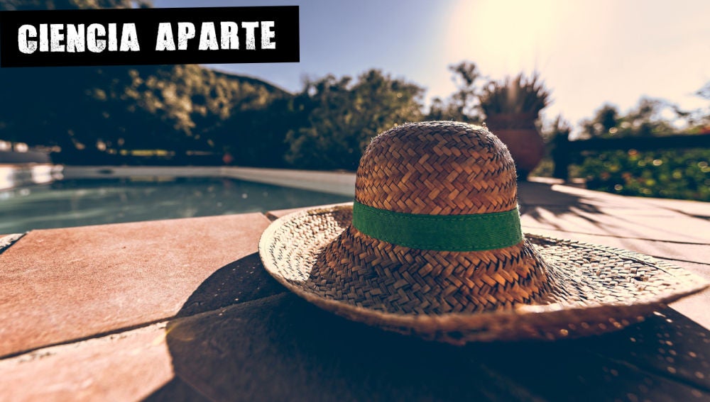 Sombrero de paja en la piscina