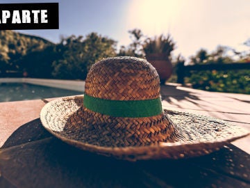 Sombrero de paja en la piscina Sombrero de paja en la piscina