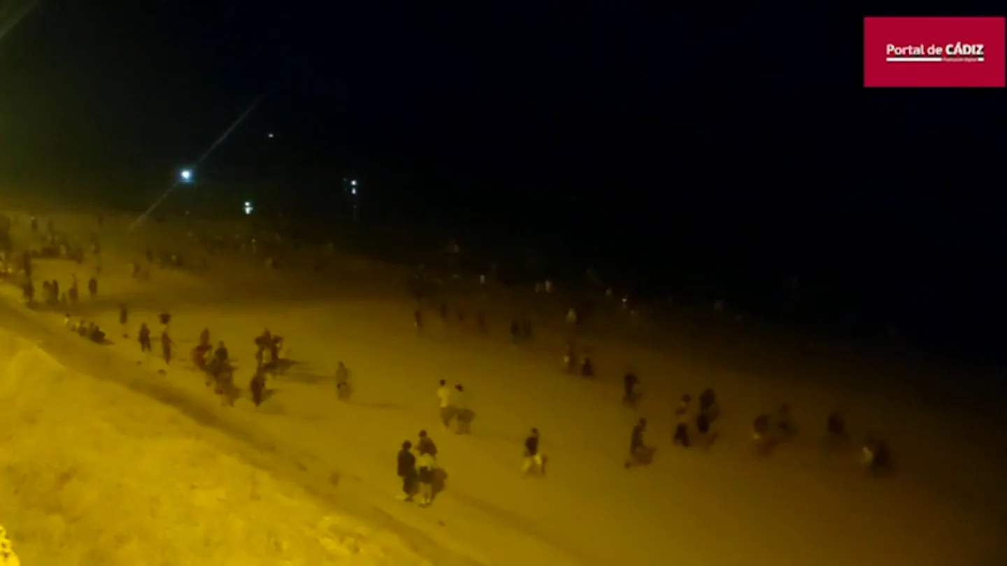 Gritos y carreras en el desalojo de un macrobotellón la noche de San Juan en una playa de Cádiz Gritos y carreras en el desalojo de un macrobotellón la noche de San Juan en una playa de Cádiz