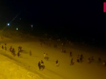 Gritos y carreras en el desalojo de un macrobotellón la noche de San Juan en una playa de Cádiz Gritos y carreras en el desalojo de un macrobotellón la noche de San Juan en una playa de Cádiz