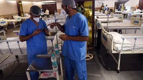 Imagen de dos médicos en un pabellón de un hospital de Nueva Delhi, India Imagen de dos médicos en un pabellón de un hospital de Nueva Delhi, India