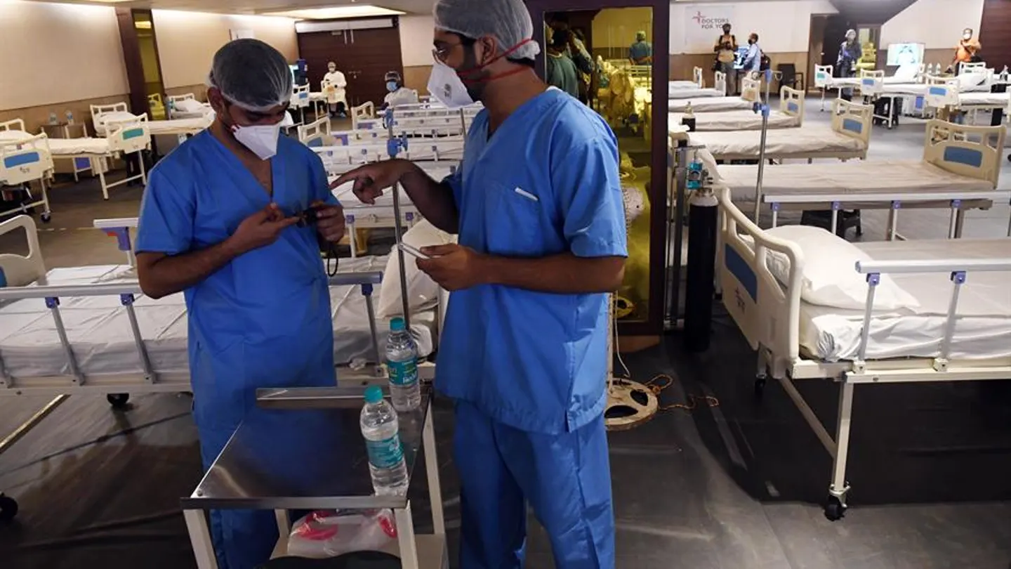 Imagen de dos médicos en un pabellón de un hospital de Nueva Delhi, India Imagen de dos médicos en un pabellón de un hospital de Nueva Delhi, India