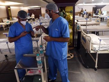 Imagen de dos médicos en un pabellón de un hospital de Nueva Delhi, India Imagen de dos médicos en un pabellón de un hospital de Nueva Delhi, India