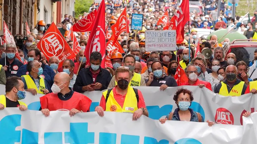 Manifestación a favor del mantenimiento del empleo y contra el cierre de la planta de Alcoa en San Cibrao este lunes