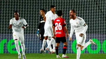Sergio Ramos celebra su gol con el Real Madrid con Vinicius al fondo.