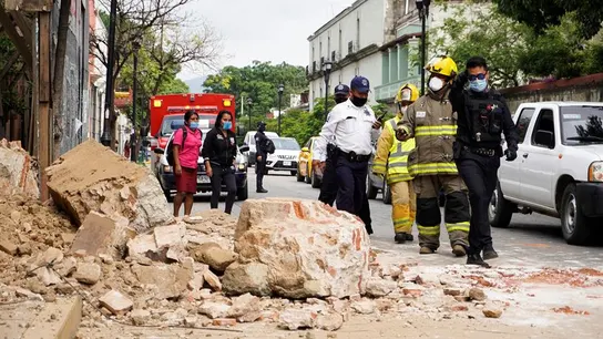 Miembros de la policía y de los bomberos observan los daños causados en un derrumbe en la ciudad de Oaxaca (México). Miembros de la policía y de los bomberos observan los daños causados en un derrumbe en la ciudad de Oaxaca (México).