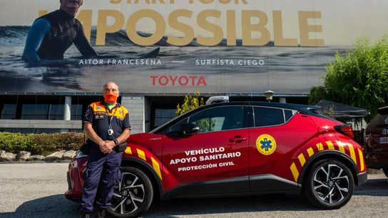 Un voluntario de Protección Civil posa junto al vehículo cedido por Toyota Coronavirus