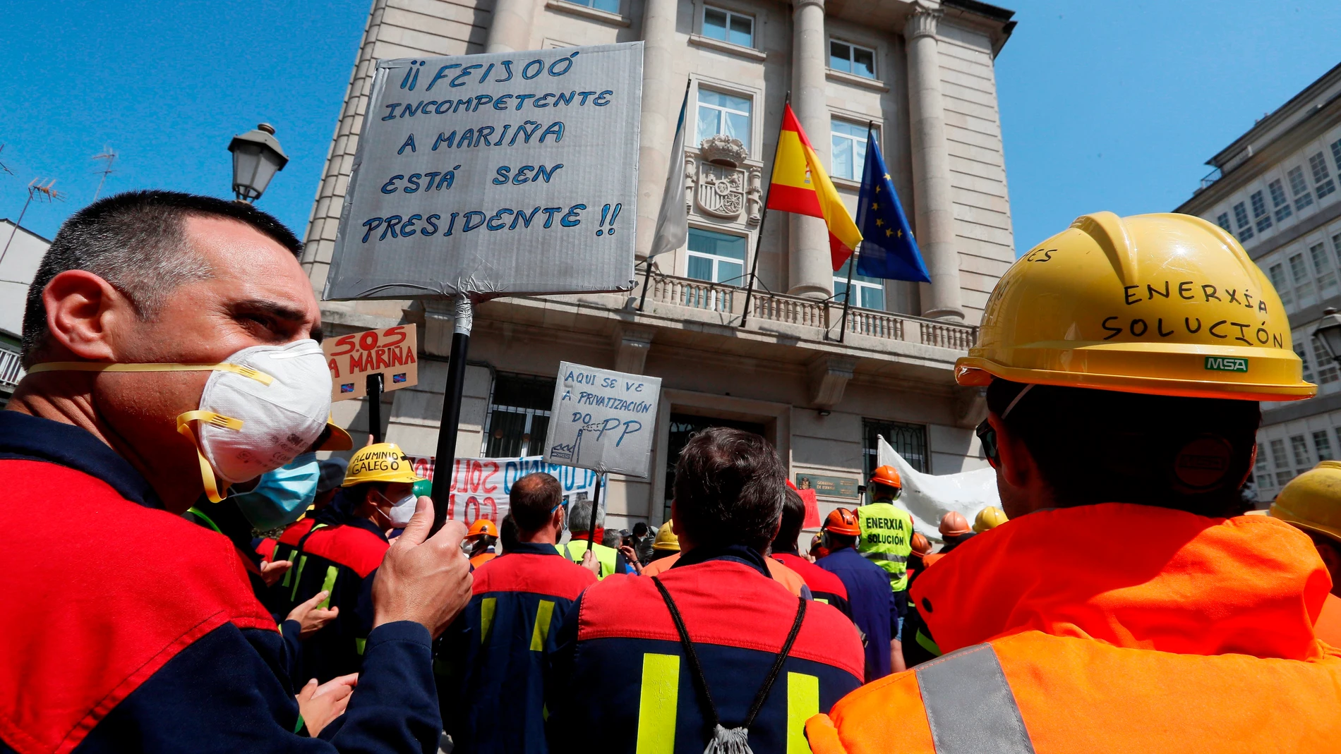 Trabajadores de Alcoa protagonizan una nueva concentración de protesta ante la subdelegación del Gobierno, en Lugo