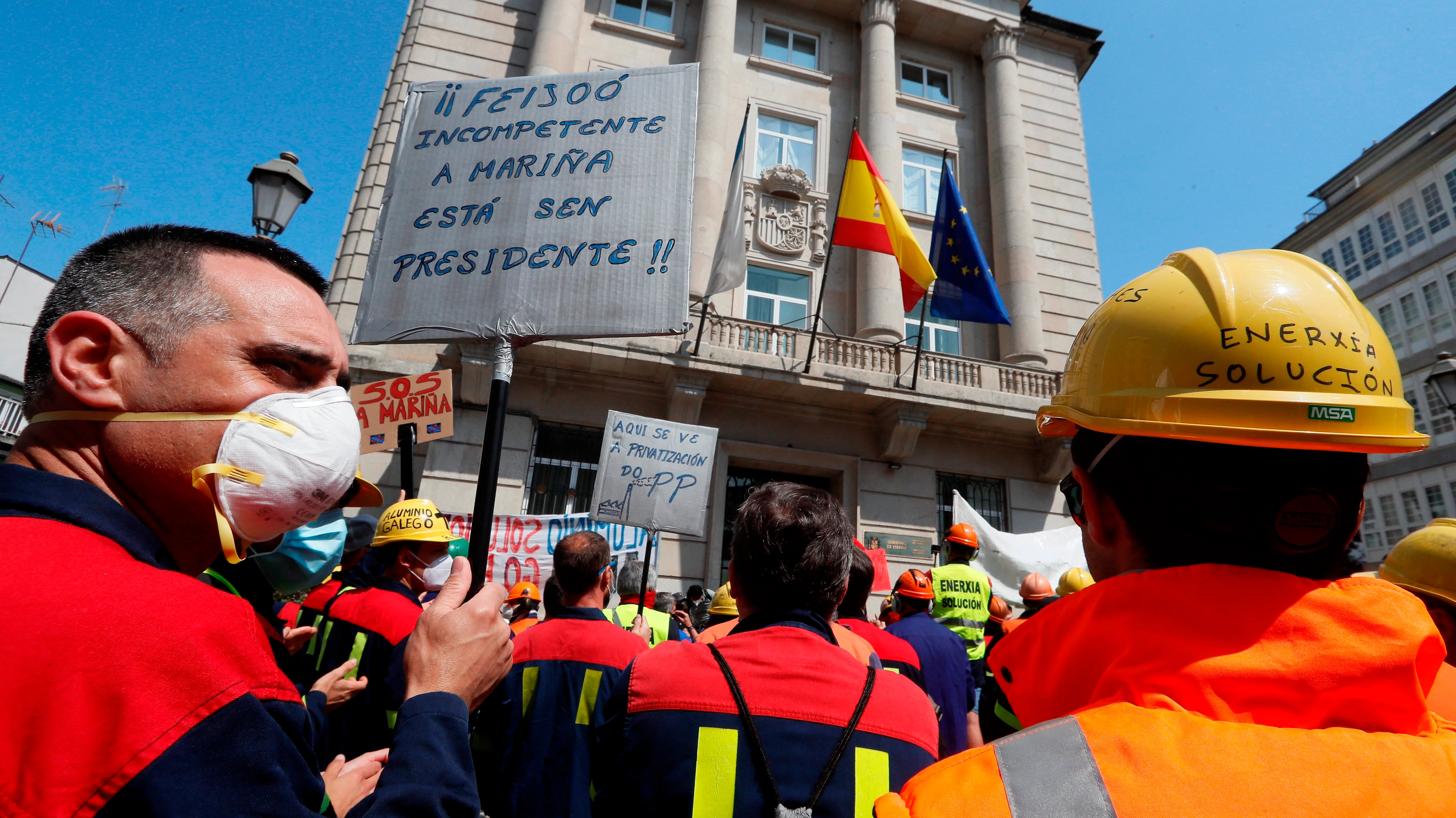 Trabajadores de Alcoa protagonizan una nueva concentración de protesta ante la subdelegación del Gobierno, en Lugo