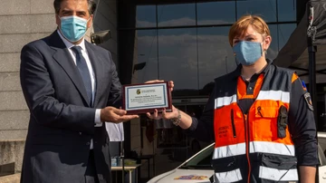 Miguel Carsi, Presidente y CEO Toyota España, recibe una placa de agradecimiento 