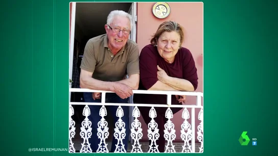 Ricardo y Mercedes posan delante de su casa Ricardo y Mercedes, dos abuelos gallegos