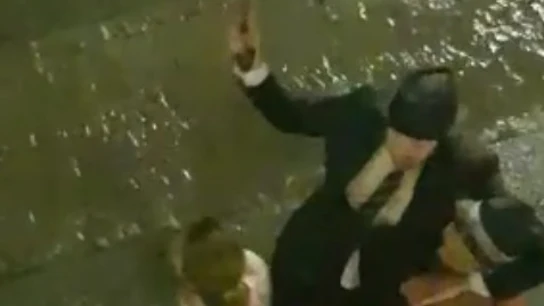 Eric Escobedo, alcaldee de Lanjarón, abrazándose a sus vecinos Eric Escobedo, alcaldee de Lanjarón, abrazándose a sus vecinos