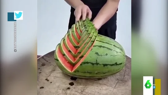 Así es el increíble truco de un chico para cortar la fruta Así es el increíble truco de un chico para cortar la fruta