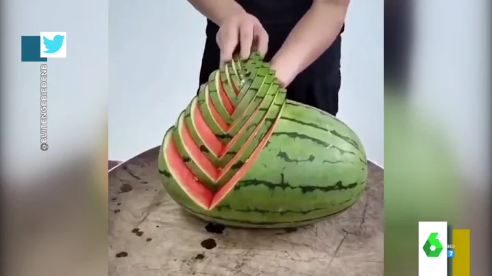 Así es el increíble truco de un chico para cortar la fruta