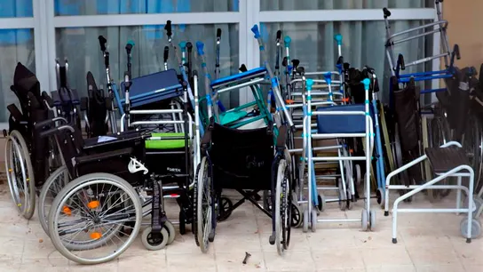 Sillas de ruedas y andadores apilados en una residencia de Madrid.  Sillas de ruedas y andadores apilados en una residencia de Madrid.