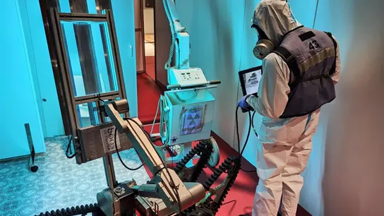 Un miembro de la UME desinfecta con el robot Teodor Un miembro de la UME desinfecta con el robot Teodor