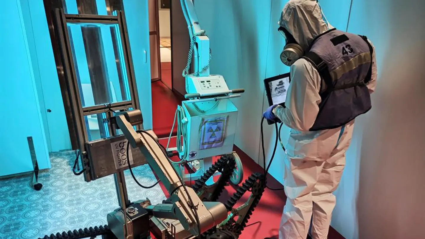 Un miembro de la UME desinfecta con el robot Teodor Un miembro de la UME desinfecta con el robot Teodor