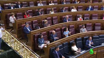 La bancada del PSOE y Unidas Podemos aplaude las palabras de Calvo