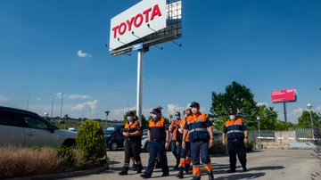 Voluntarios de protección civil llegando al acto de agradecimiento a Toyota por parte de la Comunidad de Madrid
