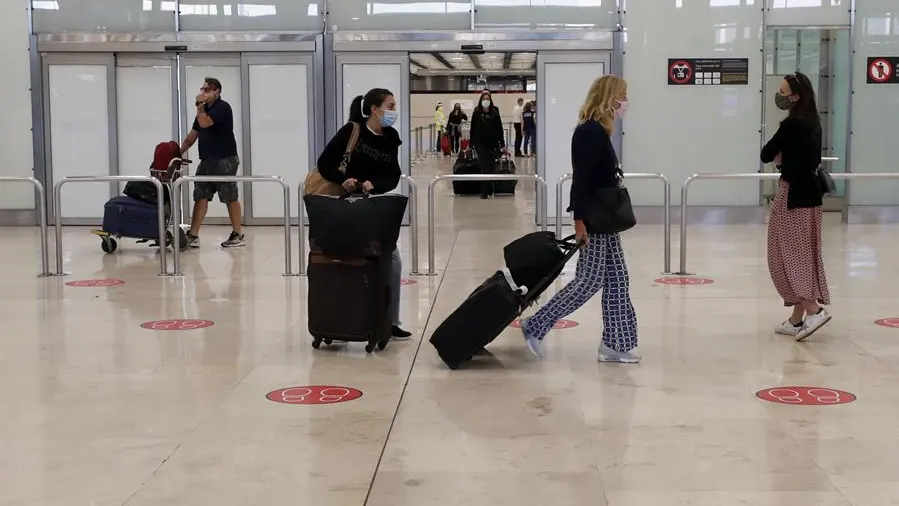 Llegada de viajeros al aeropuerto de Barajas.