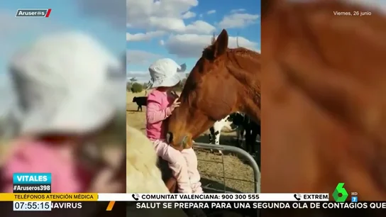 La conmovedora reacción de un caballo al escuchar a una niña cantar 'Heal the world' de Michael Jackson La conmovedora reacción de un caballo al escuchar a una niña cantar 'Heal the world' de Michael Jackson