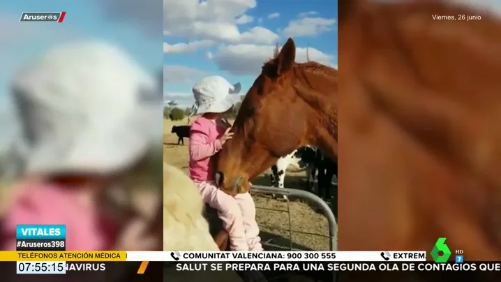 La conmovedora reacción de un caballo al escuchar a una niña cantar 'Heal the world' de Michael Jackson