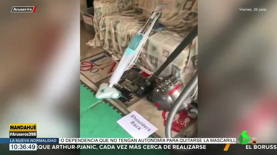 Monta un gimnasio "machista" a su mujer sustituyendo las máquinas por aspiradoras, limpiacristales y un cortacésped Monta un gimnasio "machista" a su mujer sustituyendo las máquinas por aspiradoras, limpiacristales y un cortacésped