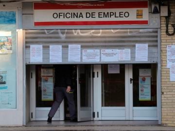 Un hombre entra en una oficina de empleo en Madrid. Un hombre entra en una oficina de empleo en Madrid.