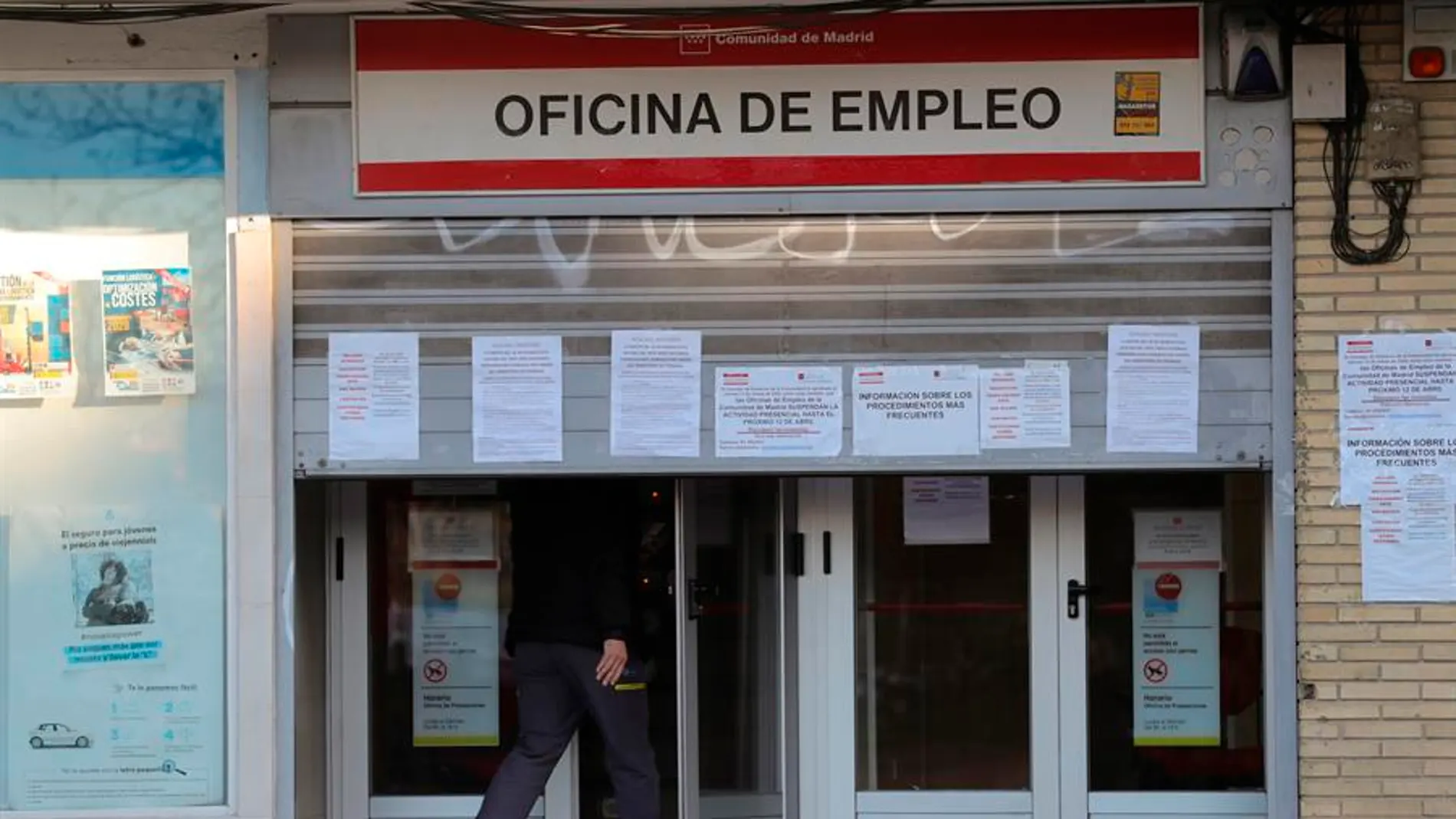 Un hombre entra en una oficina de empleo en Madrid. 