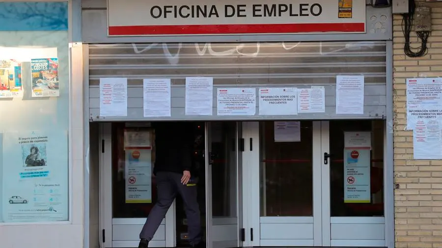 Un hombre entra en una oficina de empleo en Madrid. 