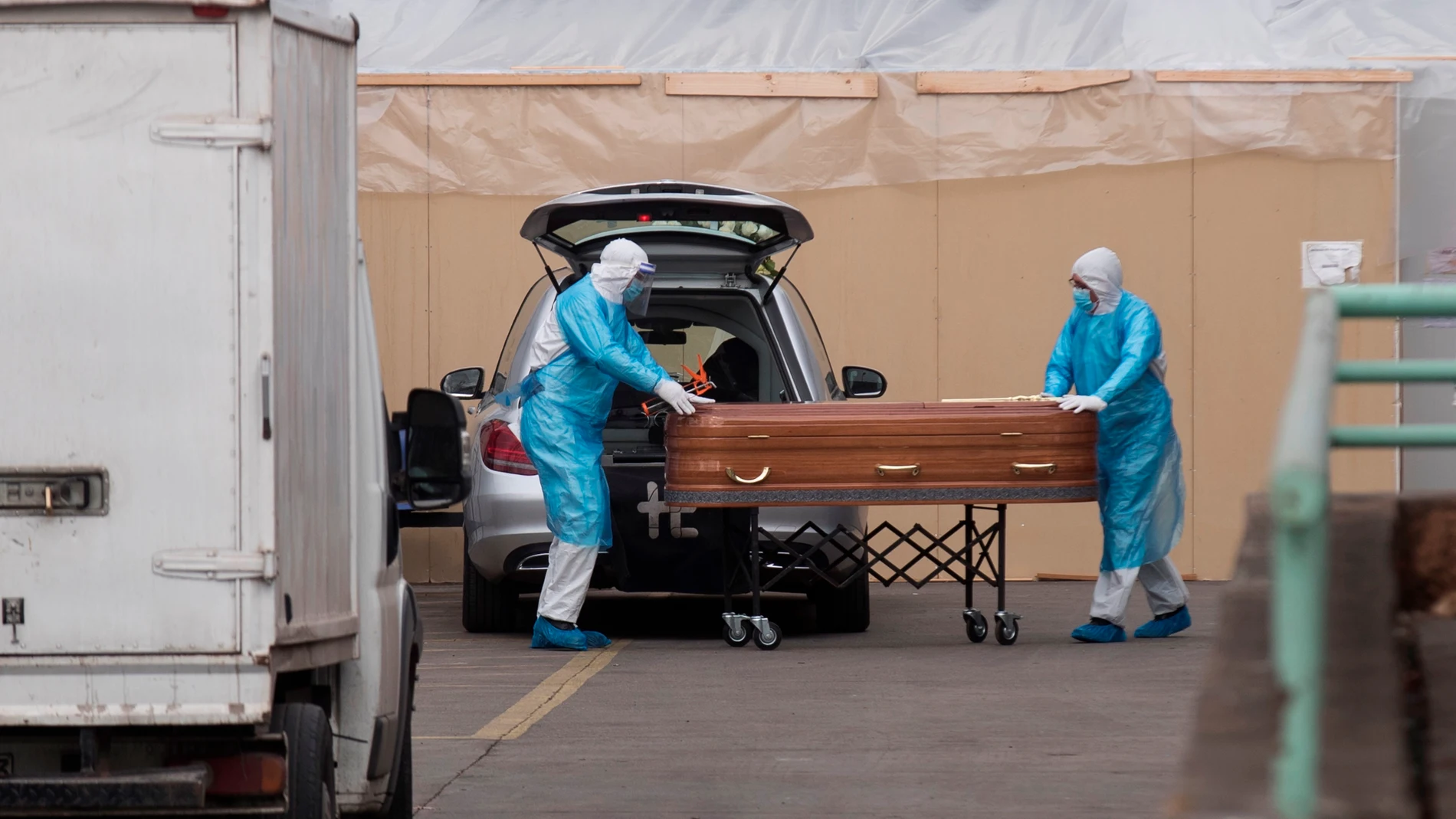 Trabajadores de una funeraria cargan un ataúd en el Hospital San José en Santiago (Chile)