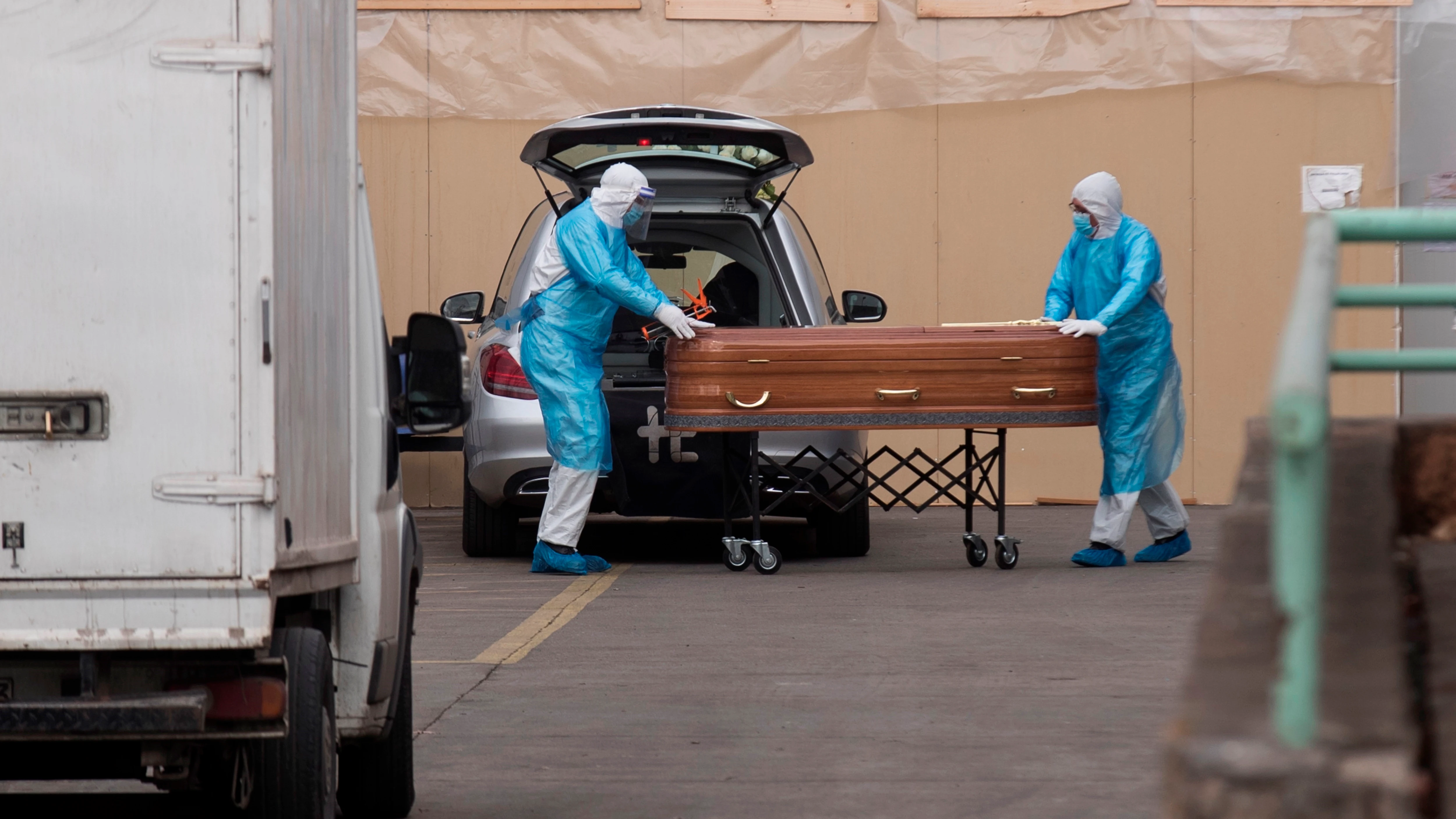 Trabajadores de una funeraria cargan un ataúd en el Hospital San José en Santiago (Chile)