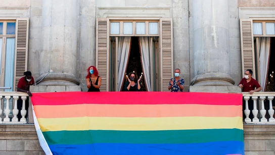 La bandera del Orgullo preside la fachada del Ayuntamiento de Barcelona La bandera del Orgullo preside la fachada del Ayuntamiento de Barcelona