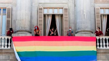 La bandera del Orgullo preside la fachada del Ayuntamiento de Barcelona