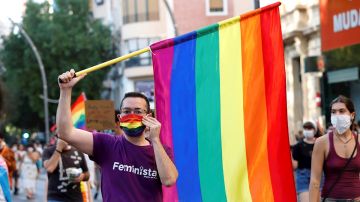 Bandera LGTBI en una manifestación en Murcia