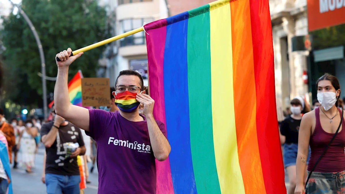 Bandera LGTBI en una manifestación en Murcia